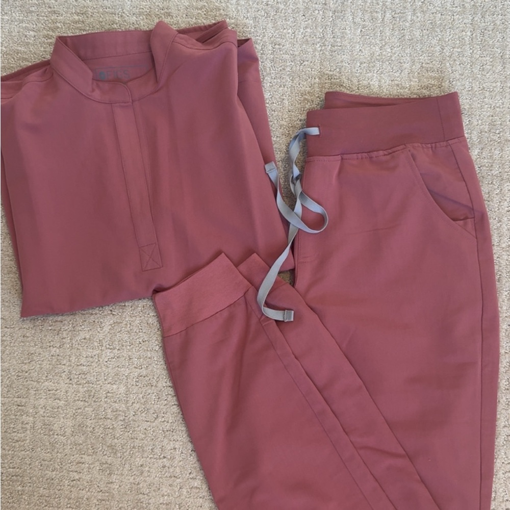 FIGS Women's mauve scrub set